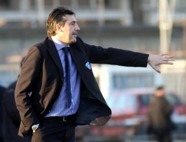 Alfredo Aglietti detta gli ordini ai suoi 