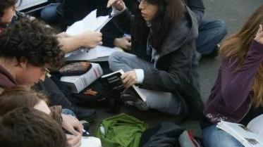 Gli studenti protestano in piazza Cavour con libri e quaderni contro la riforma Gelmini