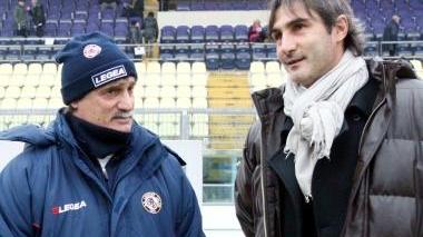 <b>SALUTO.</b> Pillon e Gregucci prima della partita