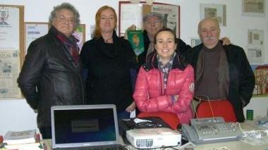 Alcuni soci del Lions con la presidente del Centro donna