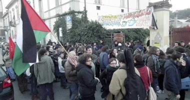 Il presidio ieri di Rebeld&igrave;a per fronteggiare lufficiale giudiziario 