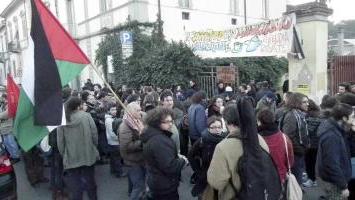 Il presidio ieri di Rebeldìa per fronteggiare l’ufficiale giudiziario