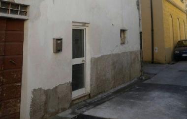 Costretti a vivere in garage col figlio di 4 anni