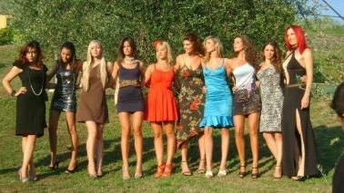 Sopra, le “dieci ragazze” del film A sinistra, una scena con Ciampi Forconi e Monni