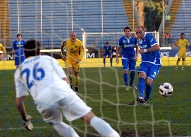 Claudio Coralli, dal dischetto, spiazza il portiere Frattali e realizza il gol del definitivo 2-1 per lEmpoli 
