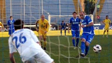 Claudio Coralli, dal dischetto, spiazza il portiere Frattali e realizza il gol del definitivo 2-1 per l’Empoli