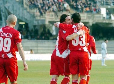 <b>ABBRACCI</b>. Nicola Mora festeggiato dai compagni dopo il gol dell1 a 0      