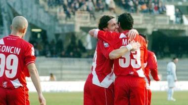 <b>ABBRACCI</b>. Nicola Mora festeggiato dai compagni dopo il gol dell’1 a 0