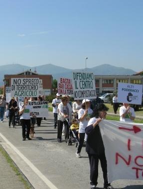 Una protesta contro la localizzazione dellimpianto 