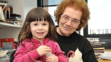 A sinistra Francesca Sergi con la nipotina Rachele Rosi, terza calssificata. Sopra Alberto Giusti, titolare della libreria Lucarelli e a destra Marco Favilli, vincitore del concorso del Tirreno “Vota il presepe più bello”