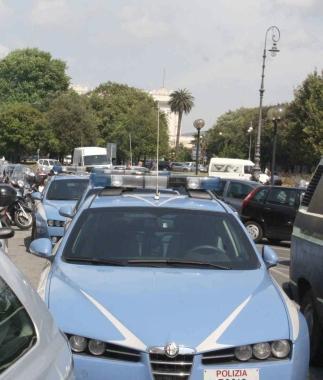Due volanti della polizia in viale Carducci (foto archivio) 