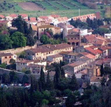 Il sindaco Pioli e un’immagine di Suvereto