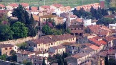 Il sindaco Pioli e un’immagine di Suvereto