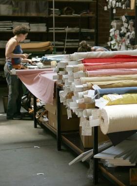 Donne al lavoro in un’azienda tessile