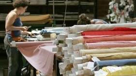 Donne al lavoro in un’azienda tessile