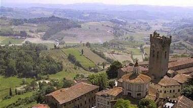 San Miniato promuoverà i propri tesori in Russia con una delegazione che sarà ospite a San Pietroburgo a metà di quest’anno A destra una veduta della città