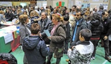 Ragazzi e genitori ascoltano le spiegazioni sulle varie offerte scolastiche. Sotto, Fratoni e Magnanensi inaugurano il Salone