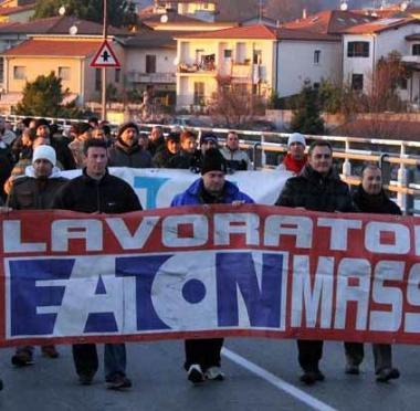 Il consiglio comunale e in alto una protesta dei lavoratori della Eaton