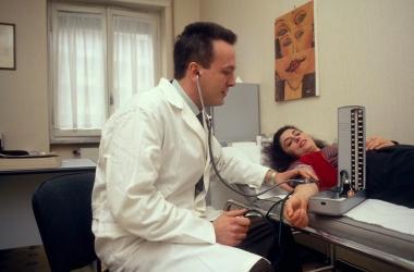 Visita medica in un ambulatorio e, sotto, Beppino Montalti