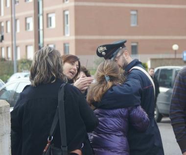Un militare consola la ragazzina scossa dalla tensione