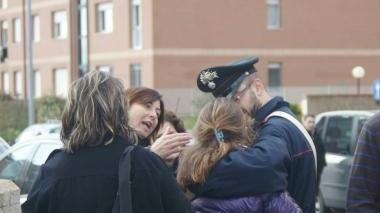 Un militare consola la ragazzina scossa dalla tensione