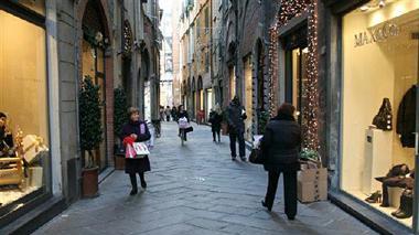 Caccia al rapinatore che assale nel centro storico