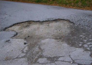 Asfaltatura a metà Via Marradi resta tutta una buca