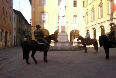 L'omaggio dei cavalieri alla statua di Datini
