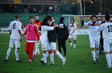 Labbraccio dei rossoneri al triplice fischio finale: seconda vittoria esterna stagionale 