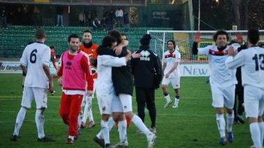 L’abbraccio dei rossoneri al triplice fischio finale: seconda vittoria esterna stagionale