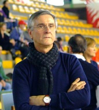 Sopra Agnese Soli; sotto a destra Courtney Willis curata dal medico Carlo Fiaschi; a sinistra il coach Mirco Diamanti (Vip) 