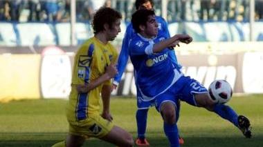In alto, da sinistra, Riccardo Saponara in azione, il presidente azzurro Fabrizio Corsi e una conclusione in mischia di Fernando Forestieri Qui sopra la gioia degli azzurri che si abbracciano sotto la Maratona