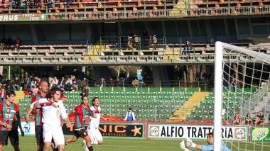 La punizione di Grassi respinta dal portiere locale