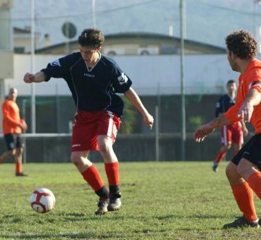 Il giovane Soria, a destra una conclusione del Monterotondo e sotto Dedja che ha fallito un rigore 