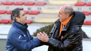 Il saluto fra i due mister Agostiniani e Di Stefano