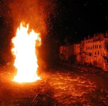 Il punto nascita di Pontremoli e, in alto, un fal&ograve; di San Nicol&ograve; 