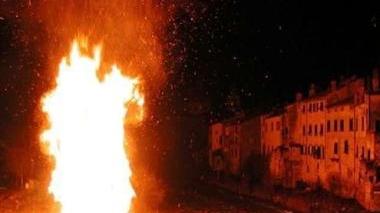 Il punto nascita di Pontremoli e, in alto, un falò di San Nicolò