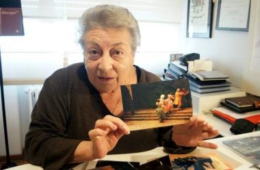 Giovanna Tal&agrave; mostra una delle sue foto in teatro         