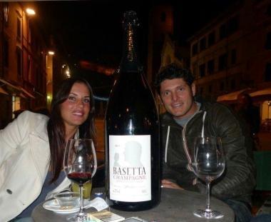 Aldo Montano e Antonella Mosetti al bar Pietrasantese nel centro storico E sopra Ambra Angiolini      