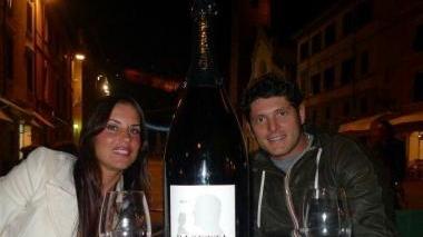 Aldo Montano e Antonella Mosetti al bar Pietrasantese nel centro storico E sopra Ambra Angiolini