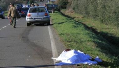 <strong>TRAGEDIA. </strong>Il corpo del ciclista coperto da un lenzuolo, sullo sfondo l’auto che lo ha investito