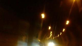 L’interno della galleria, un tratto della variante di Ponte a Moriano e la Peugeot distrutta dopo il terribile impatto (Vip)