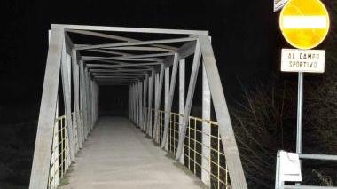 Il ponte pedonale che porta al campo sportivo di San Felice