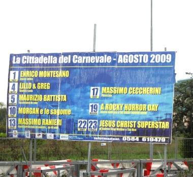 Varie forme di cartellonistica pubblicitaria nelle diverse zone della citt&agrave; (cimitero, Cittadella, Passeggiata). A breve nuove regole 