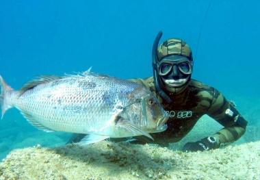 Un sub che si &egrave; immerso in mare in apnea      