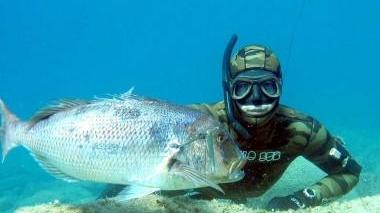Un sub che si è immerso in mare in apnea