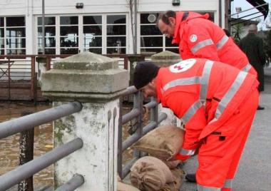 <b>VOLONTARI. </b>Uomini della Protezione civile in azione a Torre del Lago    