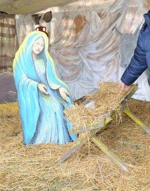 La culla del presepe dopo il furto 
