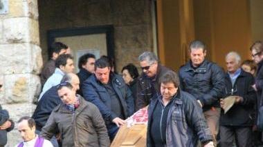 <b>ESEQUIE. </b>La bara di Angelo Ridolfi viene portata a spalla fuori dalla chiesa di Albinia