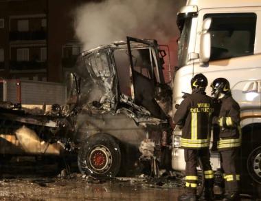 Lo spegnimento del camion distrutto dal rogo 